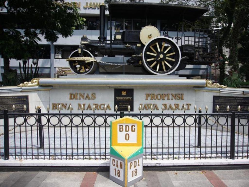 Raffleshom Hotel Bandung Exterior photo