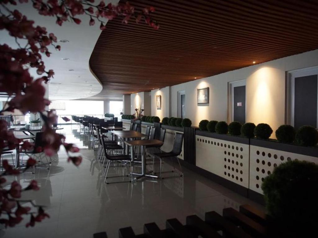 Raffleshom Hotel Bandung Exterior photo