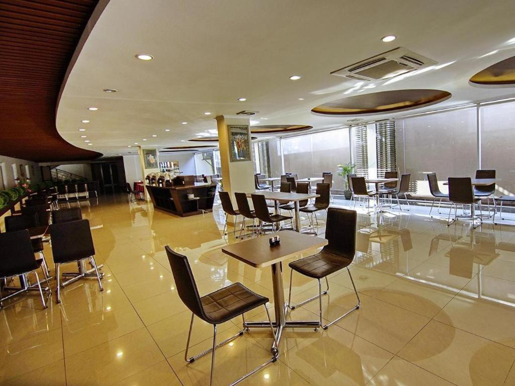 Raffleshom Hotel Bandung Exterior photo