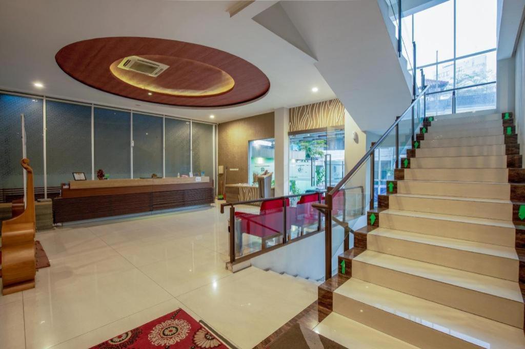 Raffleshom Hotel Bandung Exterior photo