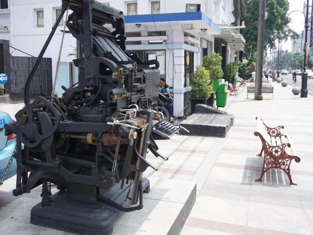 Raffleshom Hotel Bandung Exterior photo